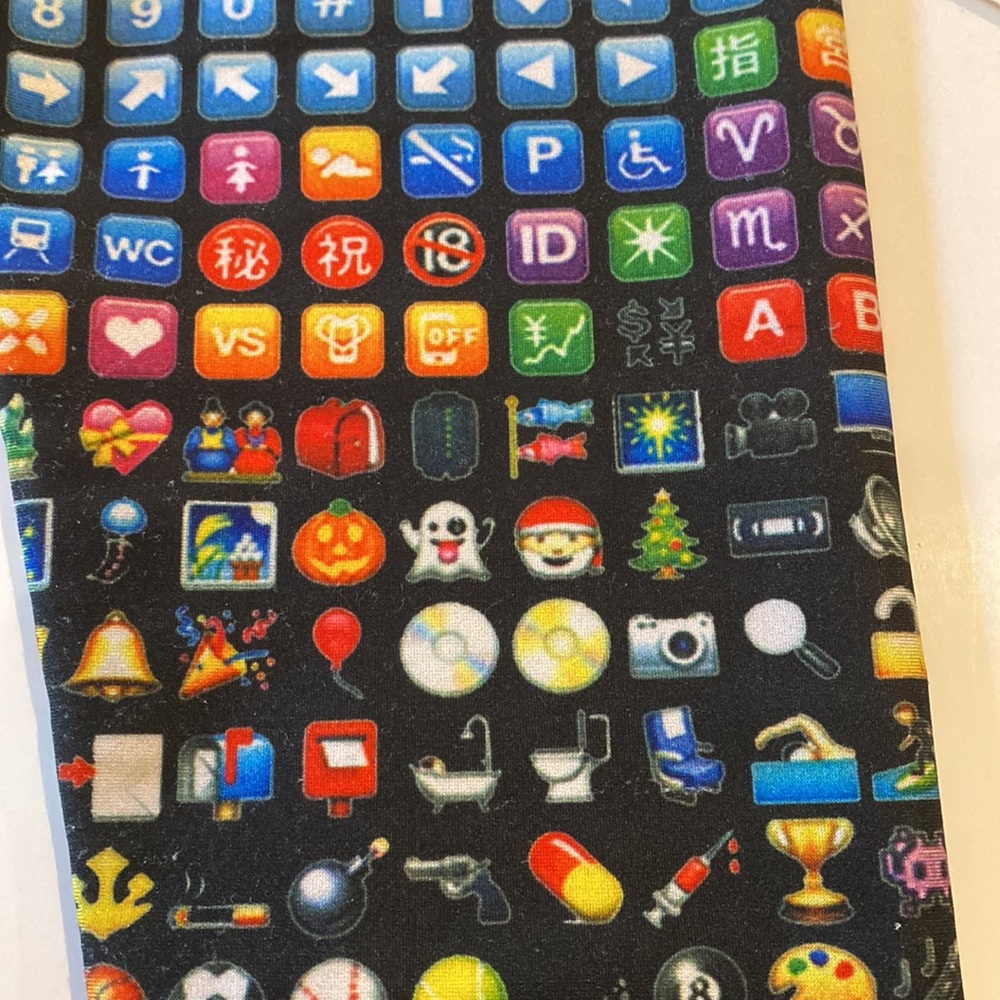 EMOJI KIDS LEGGINGS WITH MANY EMOJIS FOR A 6-7 YEAR OLD - Picture 9 of 12